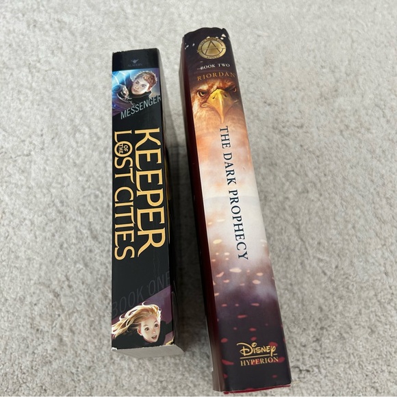 Set of 2 - Fiction Young Adult Books - Picture 4 of 12